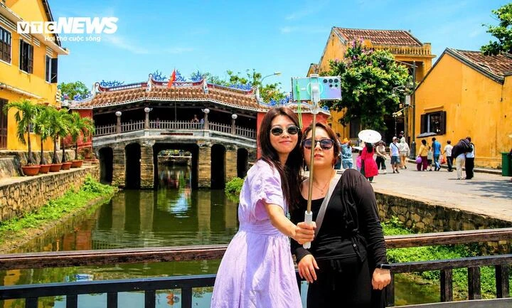 Phố cổ Hội An, bãi biển Ninh Bình đông nghẹt du khách cả ngày lẫn đêm - Hình 2