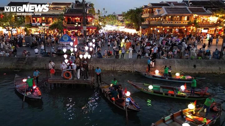 Phố cổ Hội An, bãi biển Ninh Bình đông nghẹt du khách cả ngày lẫn đêm - Hình 4