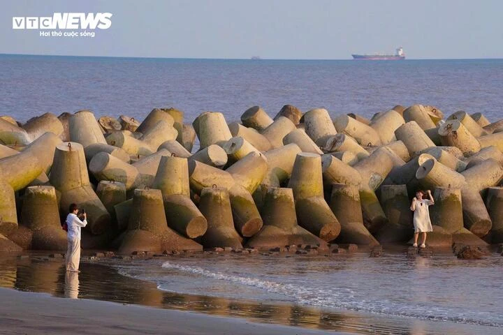 Phố cổ Hội An, bãi biển Ninh Bình đông nghẹt du khách cả ngày lẫn đêm - Hình 10