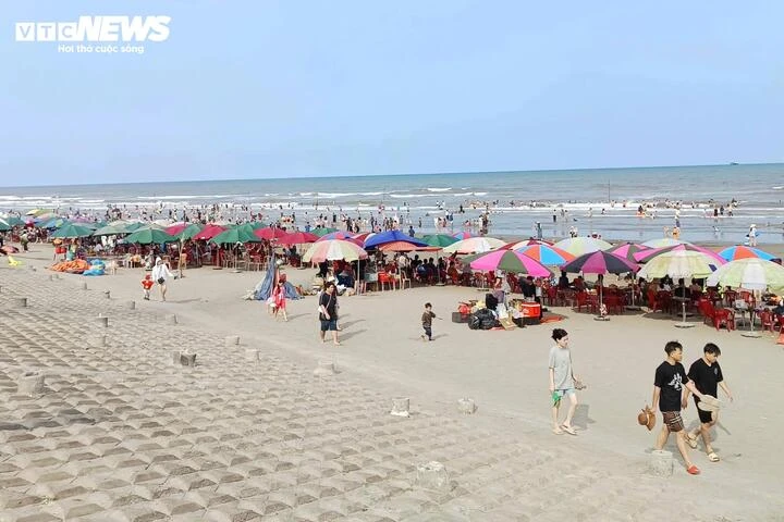 Phố cổ Hội An, bãi biển Ninh Bình đông nghẹt du khách cả ngày lẫn đêm - Hình 9