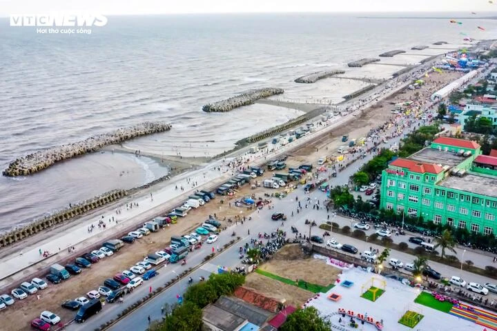 Phố cổ Hội An, bãi biển Ninh Bình đông nghẹt du khách cả ngày lẫn đêm - Hình 8