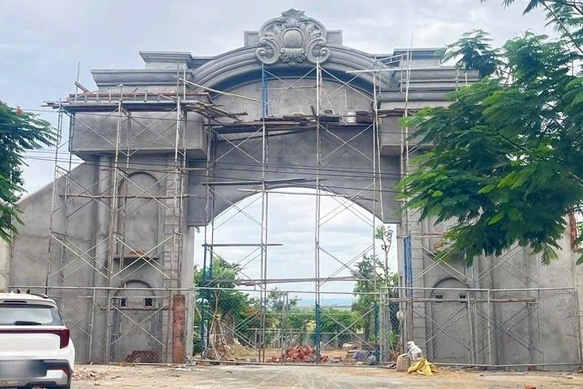 Bị xử phạt, hộ dân vẫn cố xây cổng hoành tráng lấn hành lang quốc lộ - Hình 2