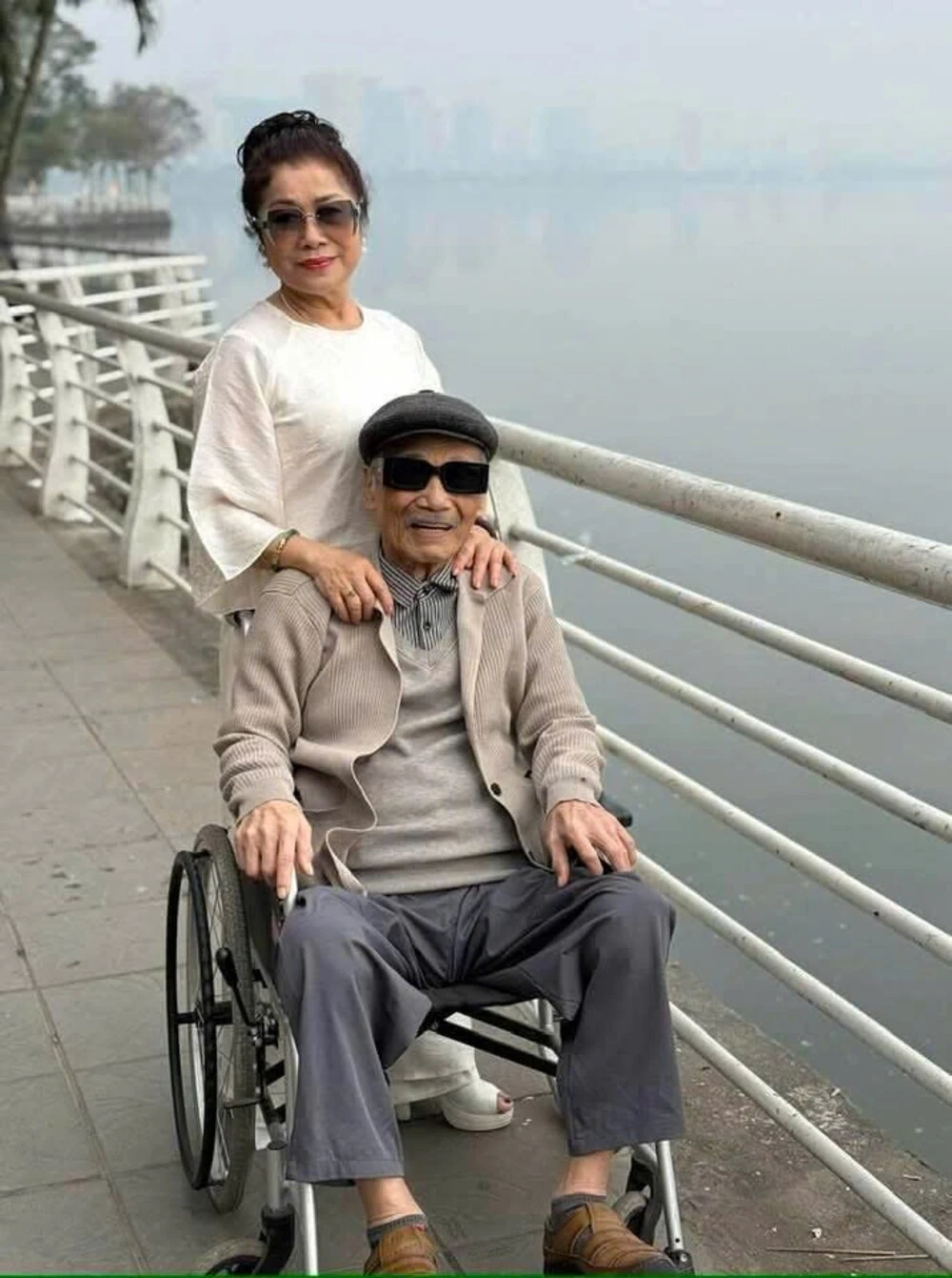 Cuộc sống trên xe lăn của NSND Trần Hiếu, NSND Mỹ Uyên thân mật với nghệ sĩ trẻ - Hình 1