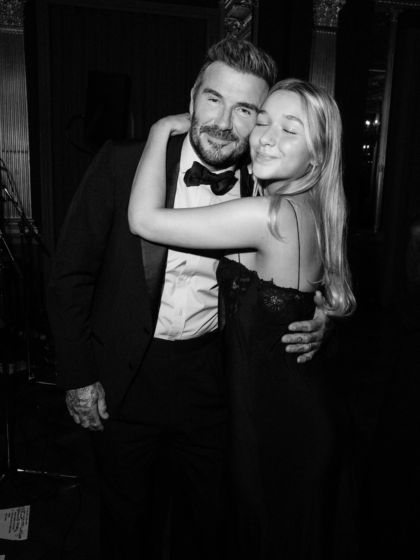 Thiếu nữ 14 tuổi Harper Beckham diện váy cúp ngực sexy, gây tranh cãi với phong cách gợi cảm bên bố - Hình 3