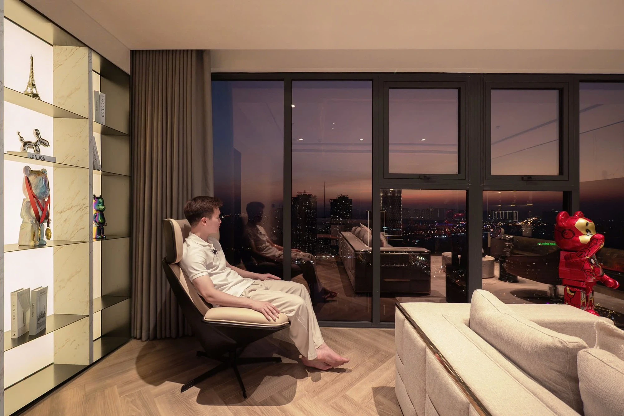 Bên trong căn hộ 120m2 của Hoàng Đức ở Hà Nội: View ngắm trọn sân Mỹ Đình, có cả thú chơi ngốn tiền - Hình 7