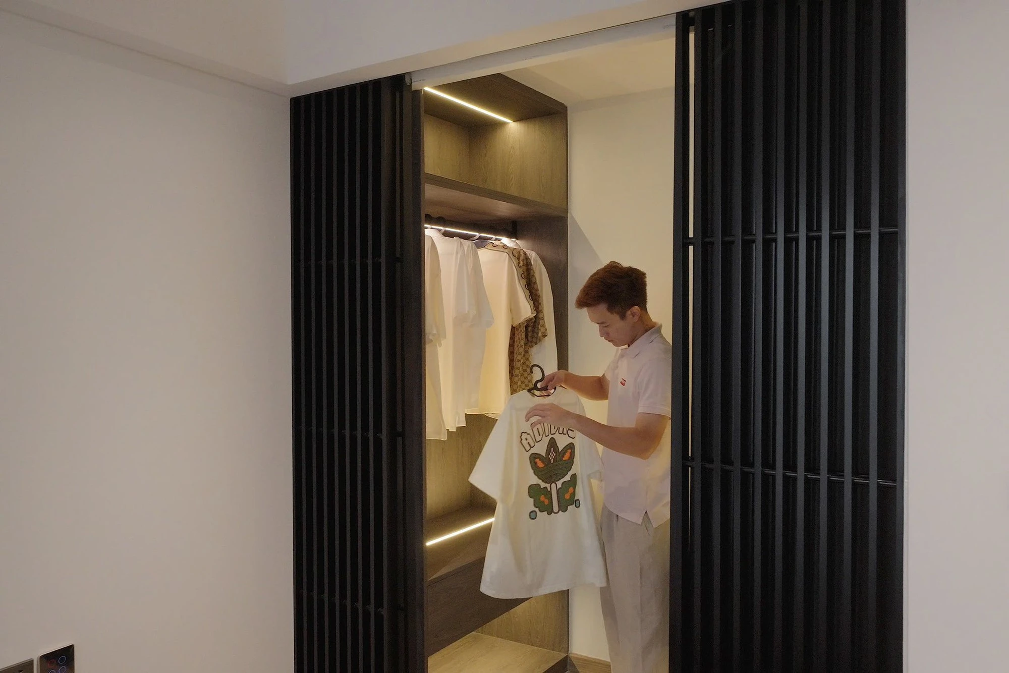 Bên trong căn hộ 120m2 của Hoàng Đức ở Hà Nội: View ngắm trọn sân Mỹ Đình, có cả thú chơi ngốn tiền - Hình 5