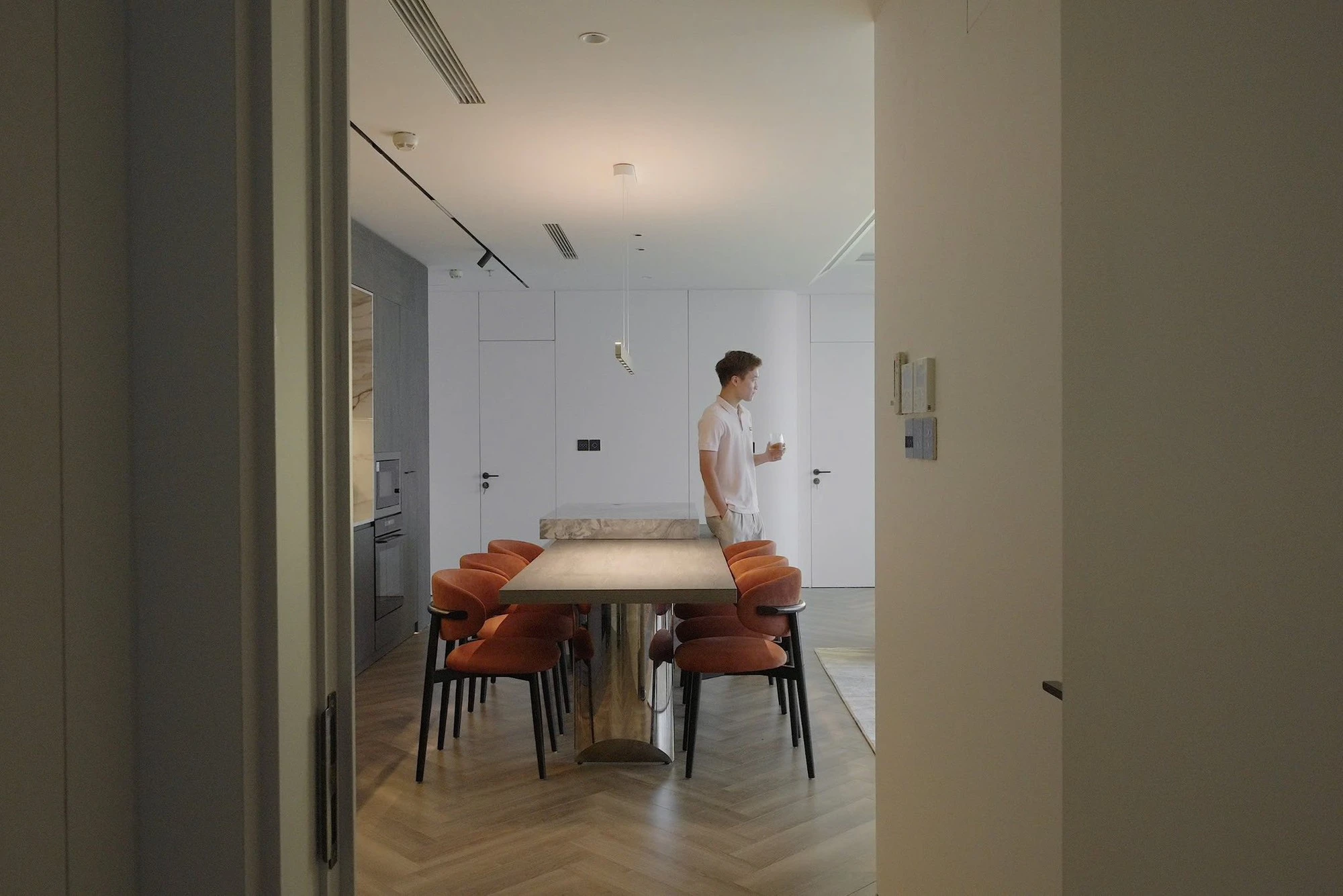 Bên trong căn hộ 120m2 của Hoàng Đức ở Hà Nội: View ngắm trọn sân Mỹ Đình, có cả thú chơi ngốn tiền - Hình 3