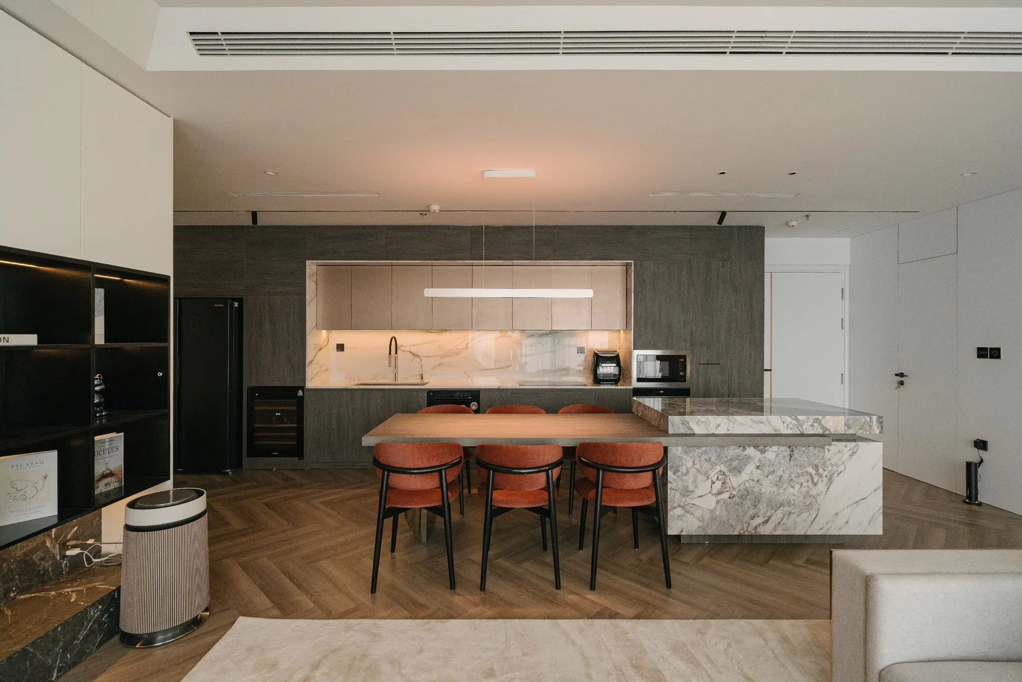 Bên trong căn hộ 120m2 của Hoàng Đức ở Hà Nội: View ngắm trọn sân Mỹ Đình, có cả thú chơi ngốn tiền - Hình 4