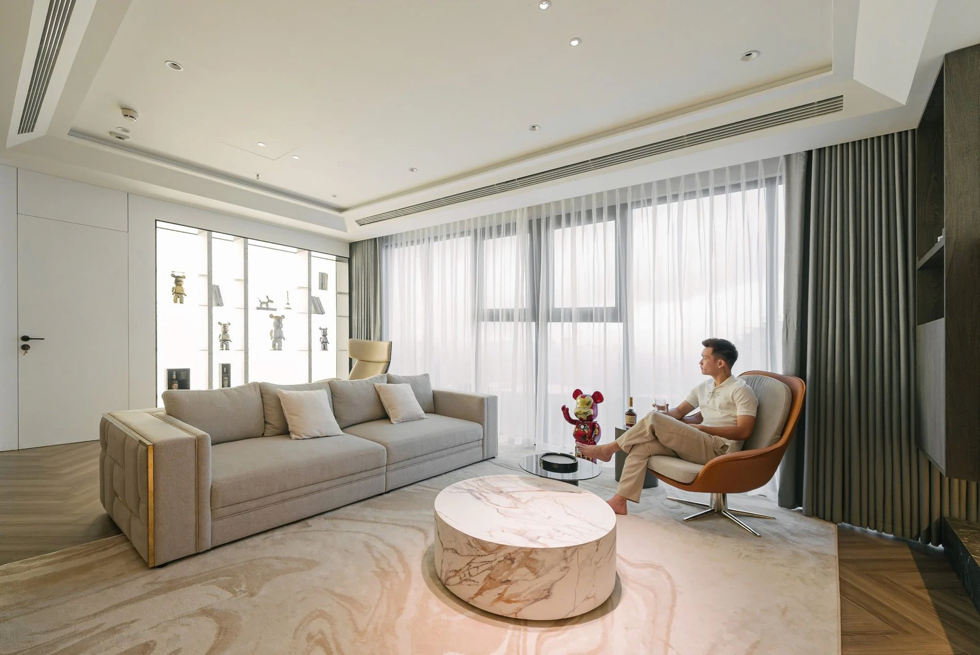 Bên trong căn hộ 120m2 của Hoàng Đức ở Hà Nội: View ngắm trọn sân Mỹ Đình, có cả thú chơi ngốn tiền - Hình 1