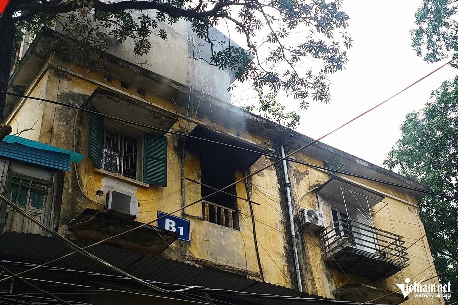 Cháy căn hộ tập thể ở Hà Nội, người dân hoảng hốt tháo chạy - Hình 2
