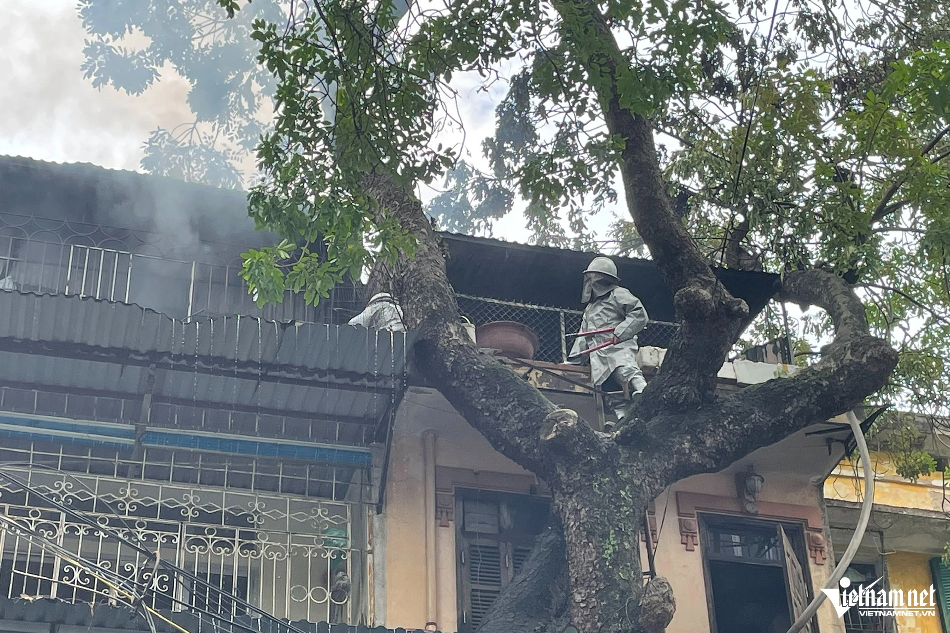Cháy căn hộ tập thể ở Hà Nội, người dân hoảng hốt tháo chạy - Hình 4