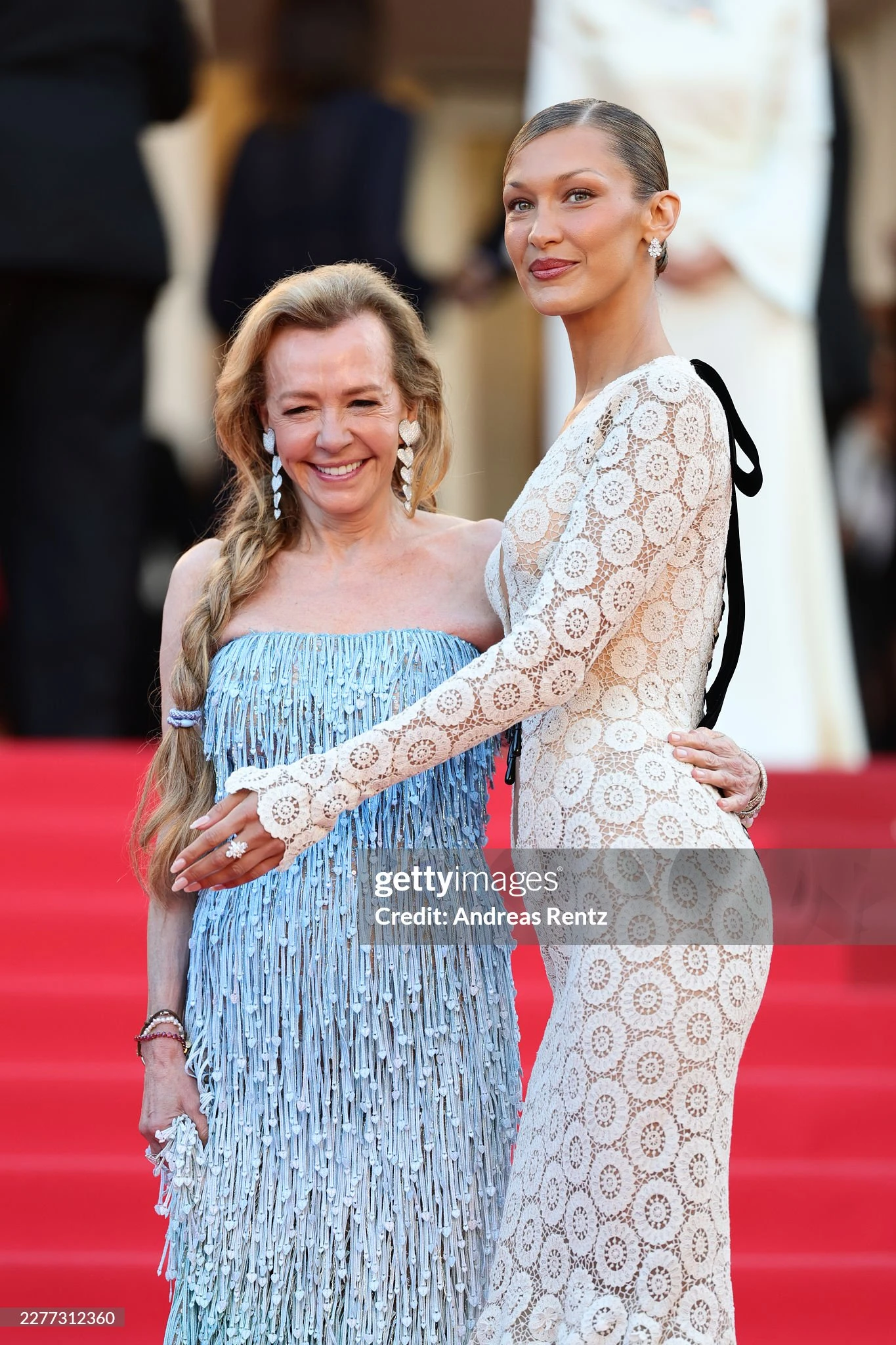 LHP Cannes ngày 9: Bella Hadid hở bạo chặt chém, ca sĩ Trung Quốc 18 tuổi đại náo thảm đỏ - Hình 6