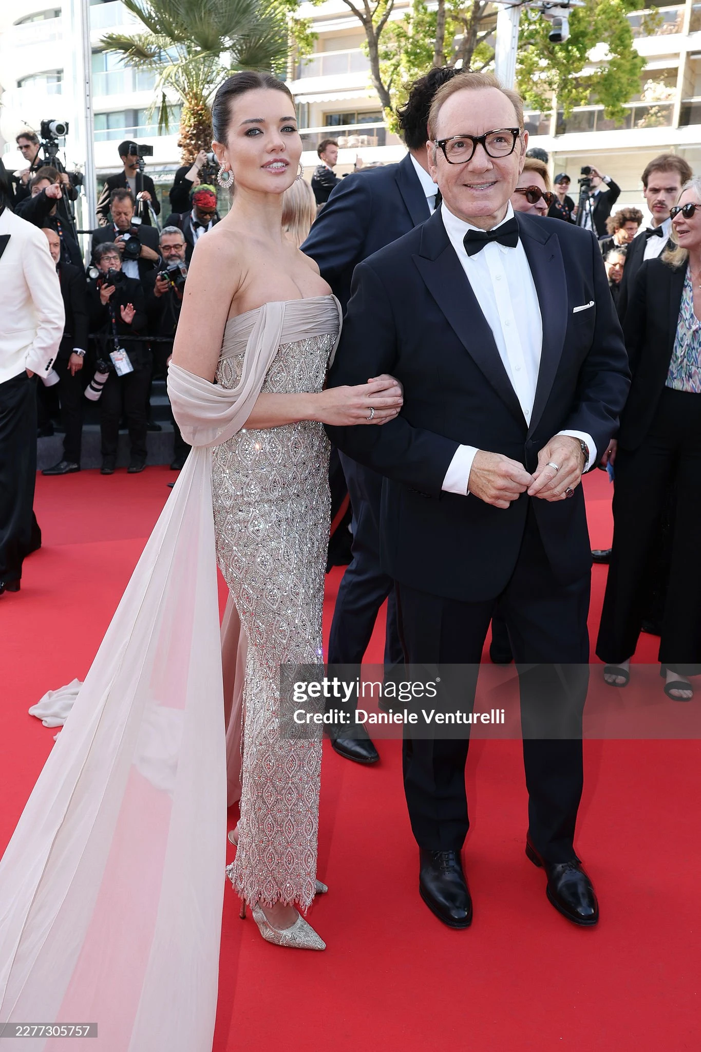 LHP Cannes ngày 9: Bella Hadid hở bạo chặt chém, ca sĩ Trung Quốc 18 tuổi đại náo thảm đỏ - Hình 22