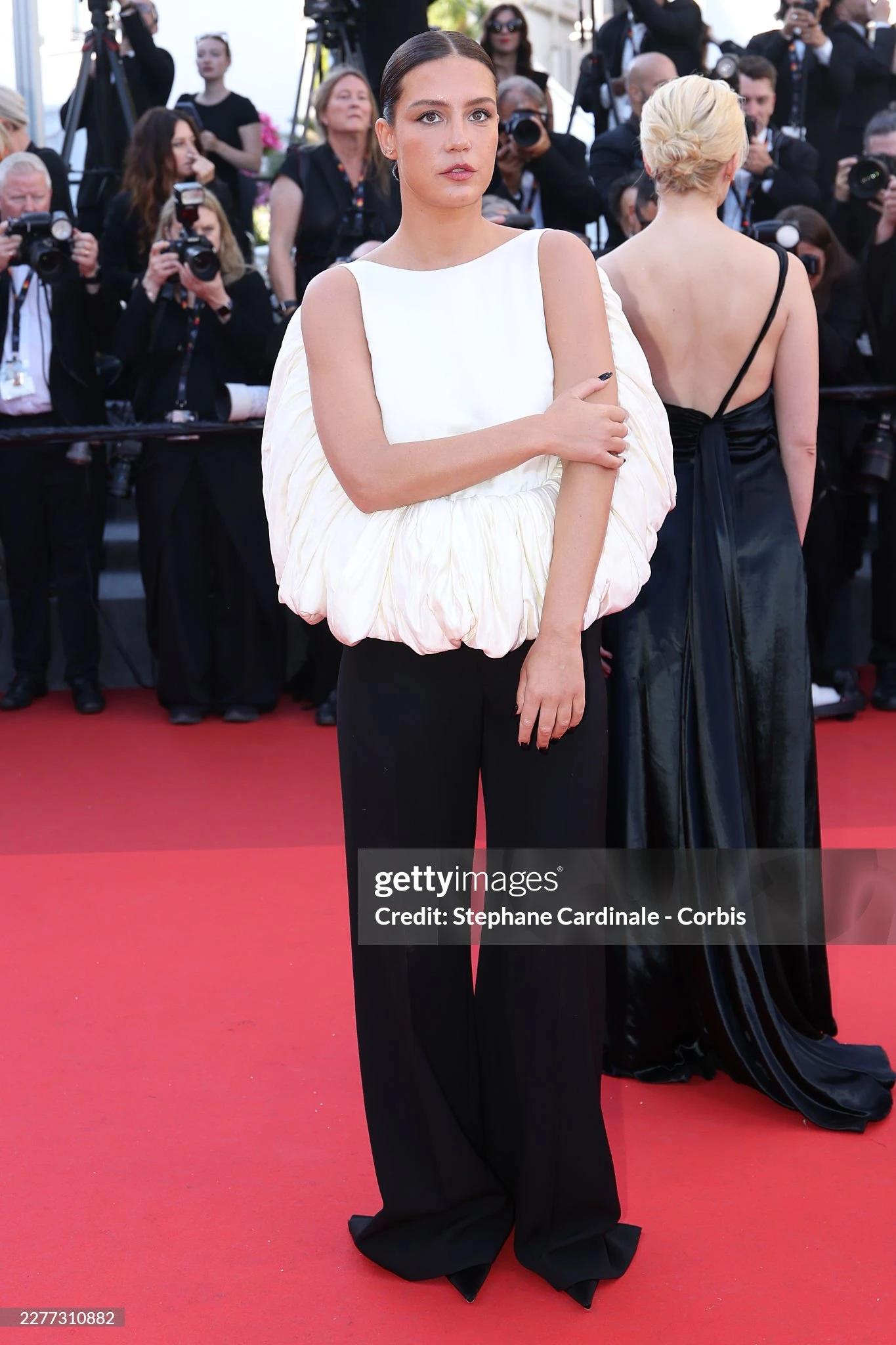 LHP Cannes ngày 9: Bella Hadid hở bạo chặt chém, ca sĩ Trung Quốc 18 tuổi đại náo thảm đỏ - Hình 26