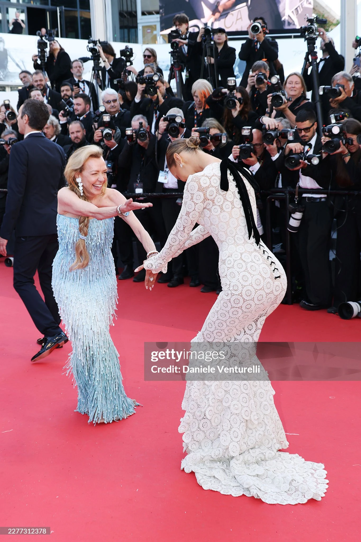 LHP Cannes ngày 9: Bella Hadid hở bạo chặt chém, ca sĩ Trung Quốc 18 tuổi đại náo thảm đỏ - Hình 5