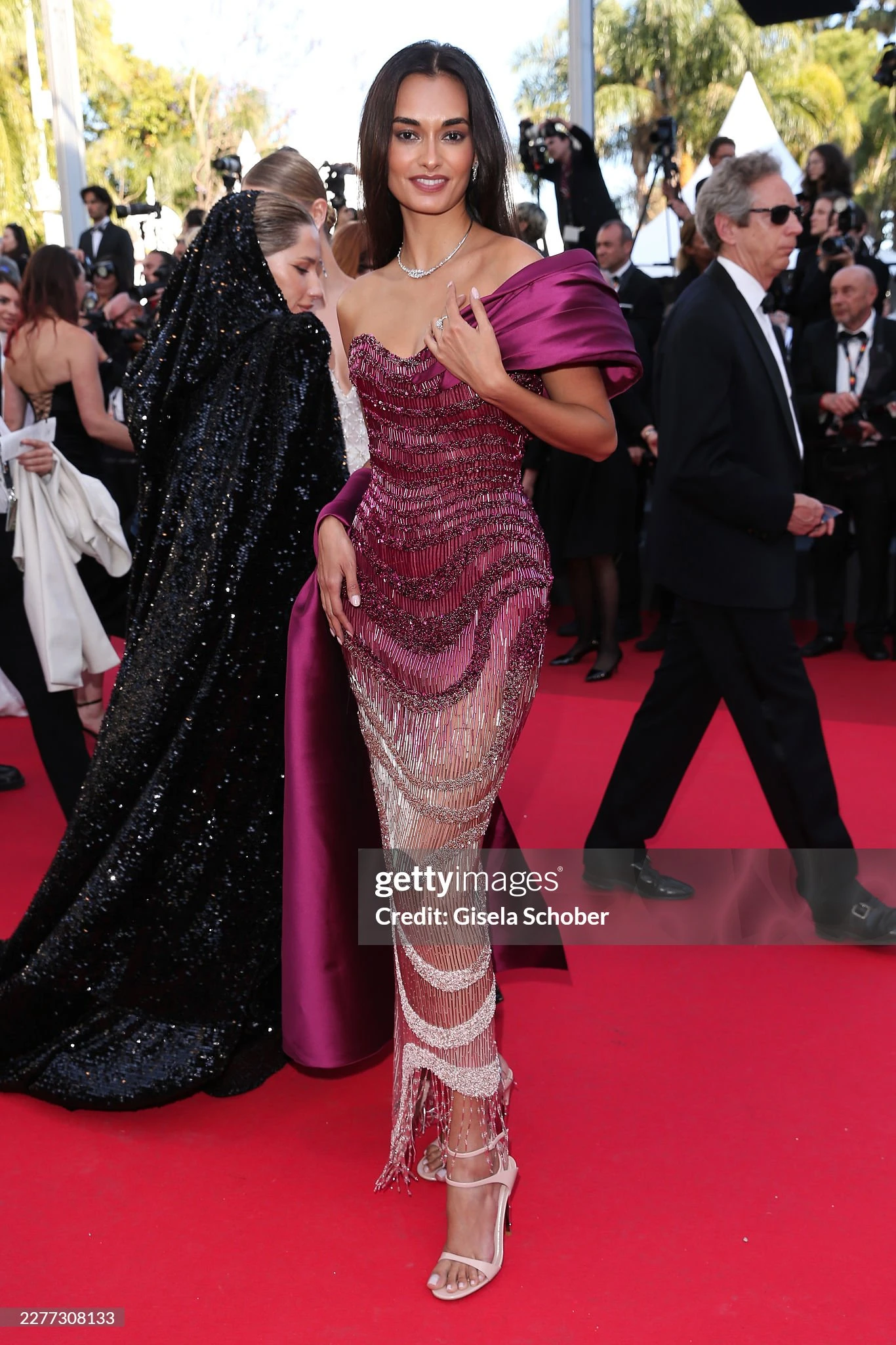 LHP Cannes ngày 9: Bella Hadid hở bạo chặt chém, ca sĩ Trung Quốc 18 tuổi đại náo thảm đỏ - Hình 20