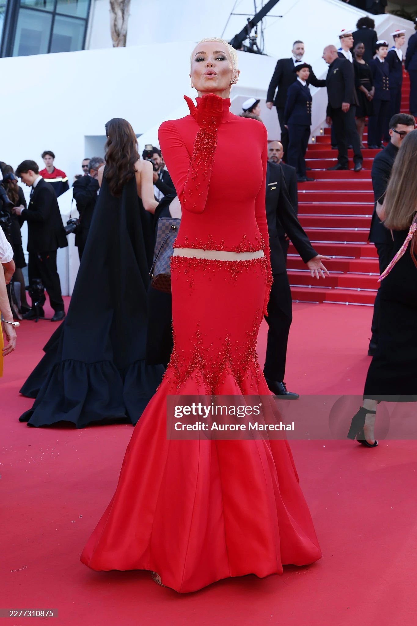 LHP Cannes ngày 9: Bella Hadid hở bạo chặt chém, ca sĩ Trung Quốc 18 tuổi đại náo thảm đỏ - Hình 17