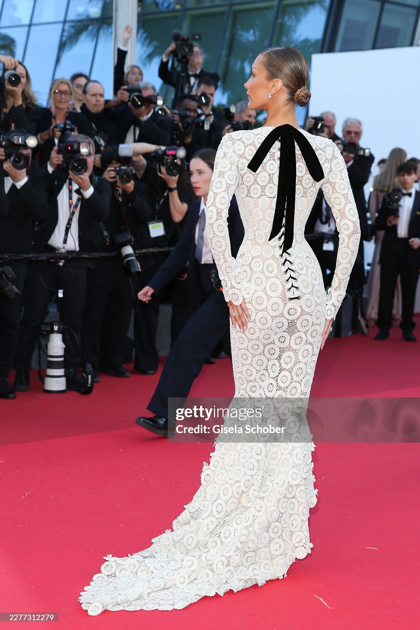 LHP Cannes ngày 9: Bella Hadid hở bạo chặt chém, ca sĩ Trung Quốc 18 tuổi đại náo thảm đỏ - Hình 3
