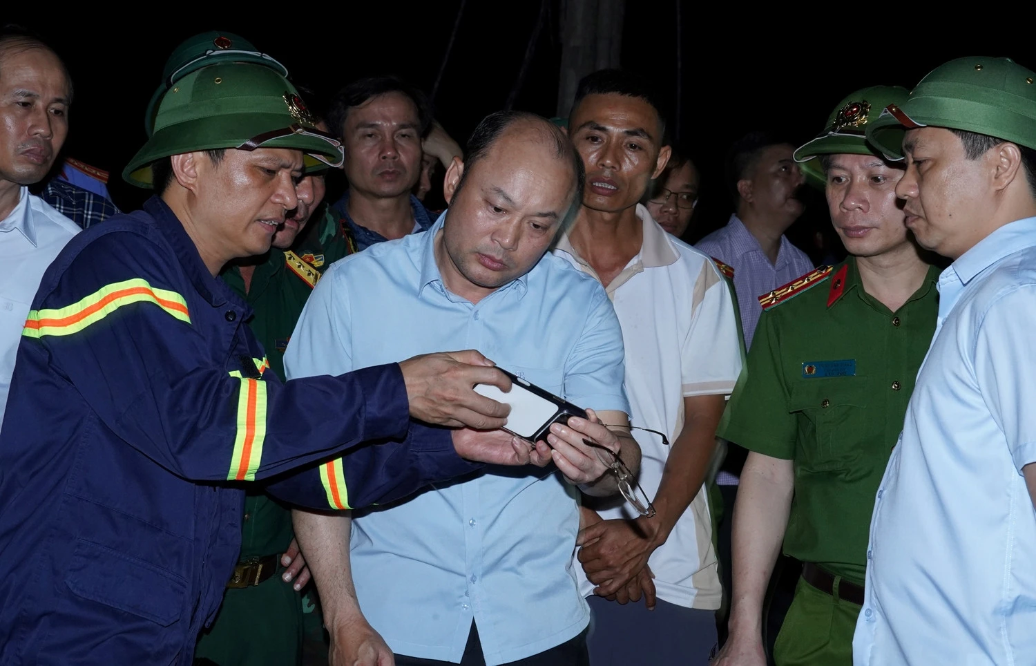 Núi đá bất ngờ sạt lở, 1 người tử vong, 2 người bị vùi lấp - Hình 2