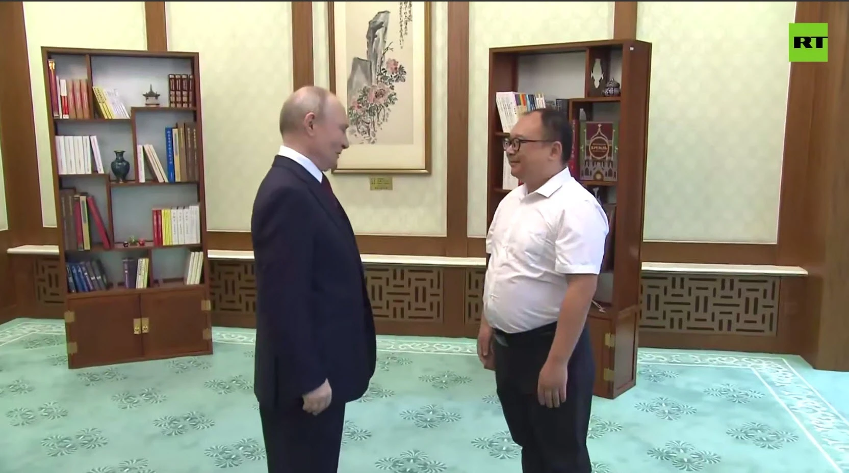 Tổng thống Putin hội ngộ cậu bé Trung Quốc từng chụp ảnh cùng 26 năm trước - Hình 2