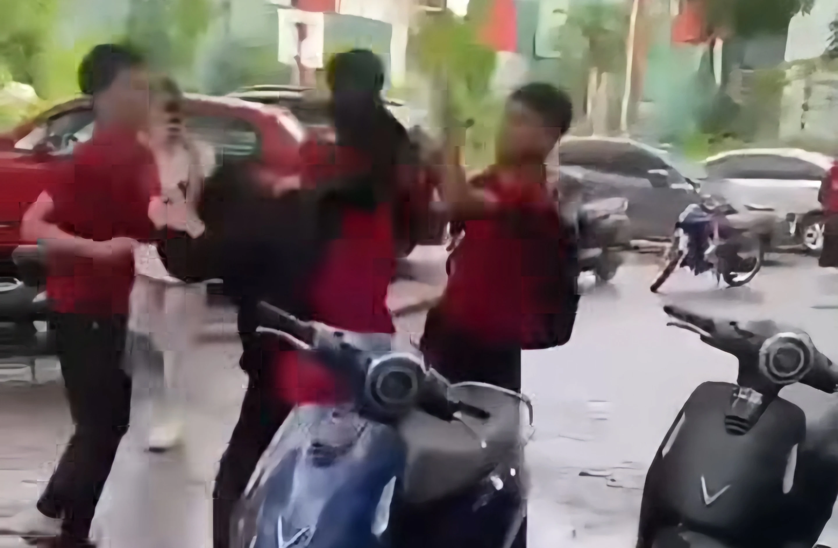 Công an xác minh vụ nam thanh niên bị đánh hội đồng ở Hà Nội - Hình 1
