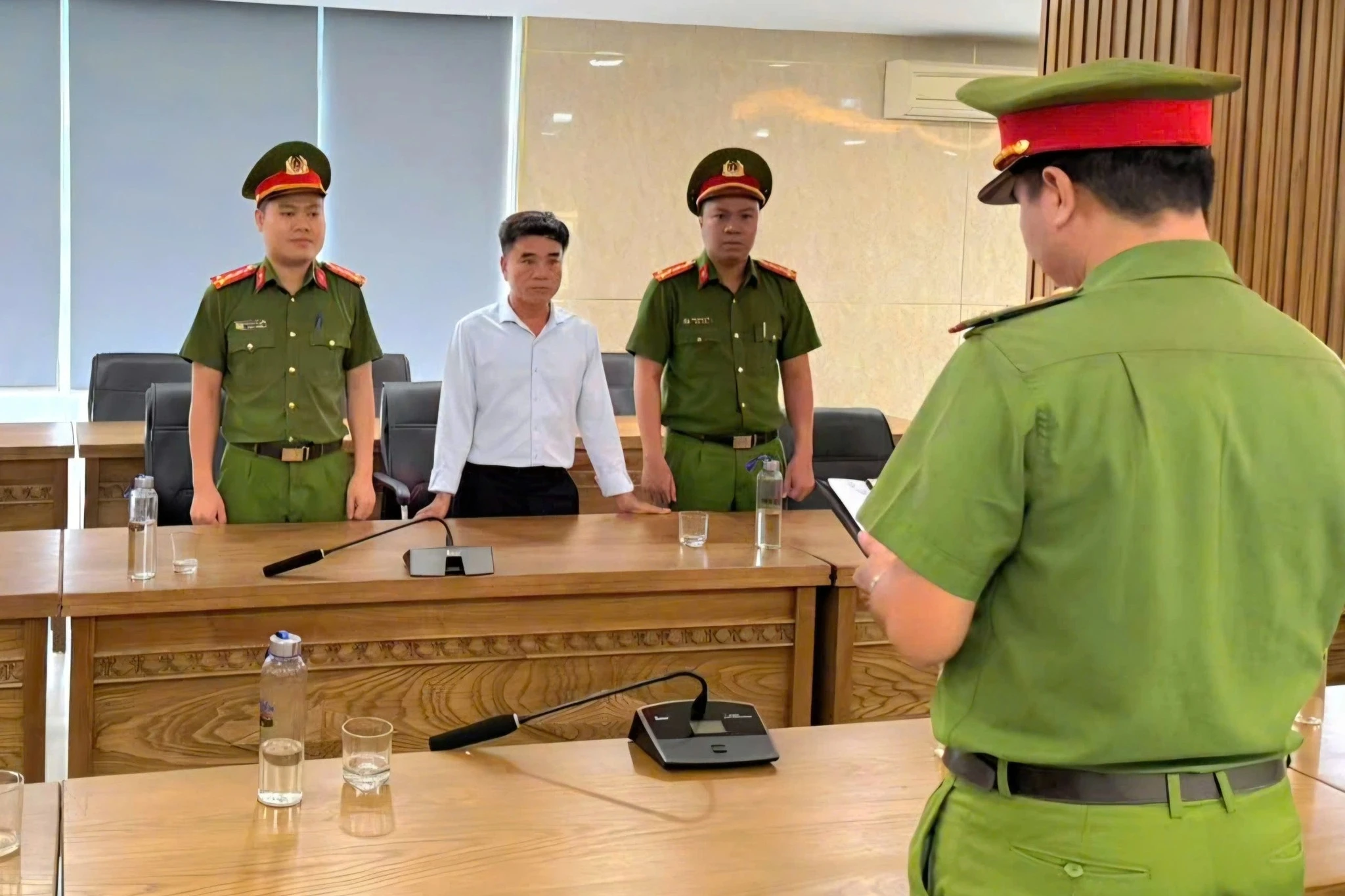 Khởi tố giám đốc công ty sản xuất 11.000 hũ yến sào không đúng chất lượng - Hình 1