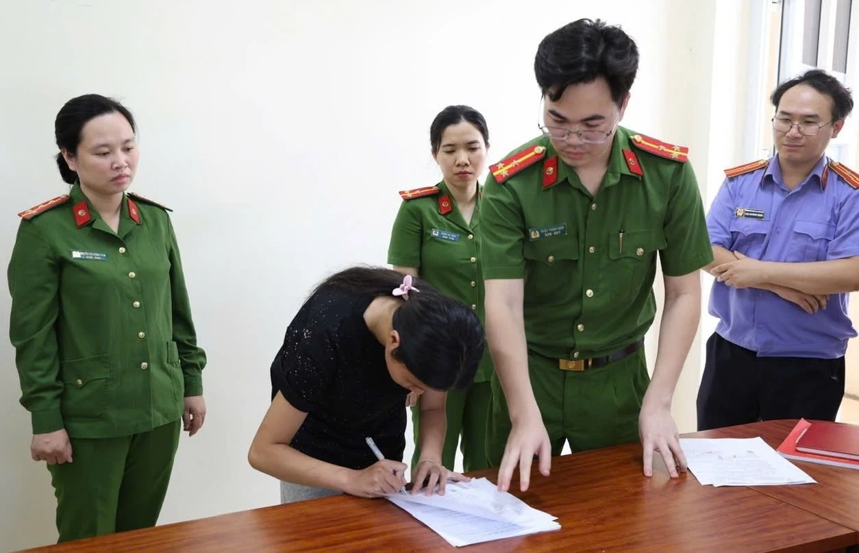 Khởi tố vụ đánh hội đồng nữ sinh lớp 10, đăng video lên Facebook - Hình 1