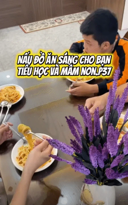 Loạt clip nấu ăn lúc 5h30 sáng của mẹ 2 con ở Quảng Trị hút hàng triệu lượt xem vì quá thực tế: Chi tiêu tiền chợ kiểu gì mà cả nhà 4 người vẫn sống thoải mái? - Hình 18