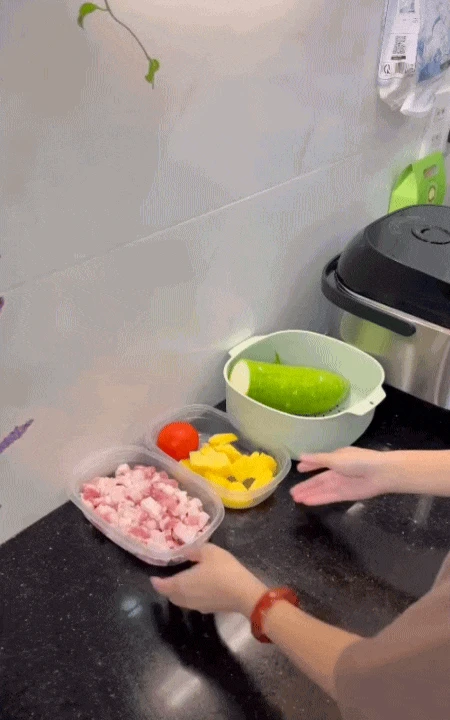 Loạt clip nấu ăn lúc 5h30 sáng của mẹ 2 con ở Quảng Trị hút hàng triệu lượt xem vì quá thực tế: Chi tiêu tiền chợ kiểu gì mà cả nhà 4 người vẫn sống thoải mái? - Hình 1