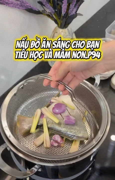 Loạt clip nấu ăn lúc 5h30 sáng của mẹ 2 con ở Quảng Trị hút hàng triệu lượt xem vì quá thực tế: Chi tiêu tiền chợ kiểu gì mà cả nhà 4 người vẫn sống thoải mái? - Hình 20
