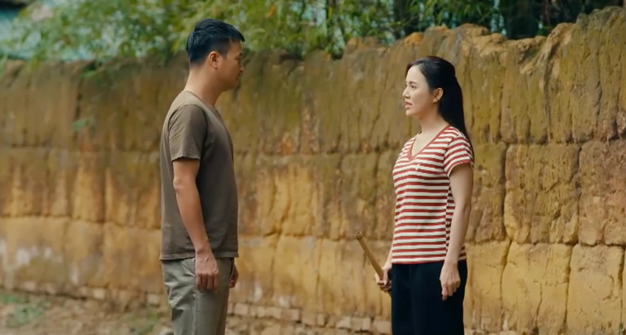 Ngược đường ngược nắng - Tập 32: Bà Diện bỗng dưng chóng mặt khi nhìn thấy người quen - Hình 2