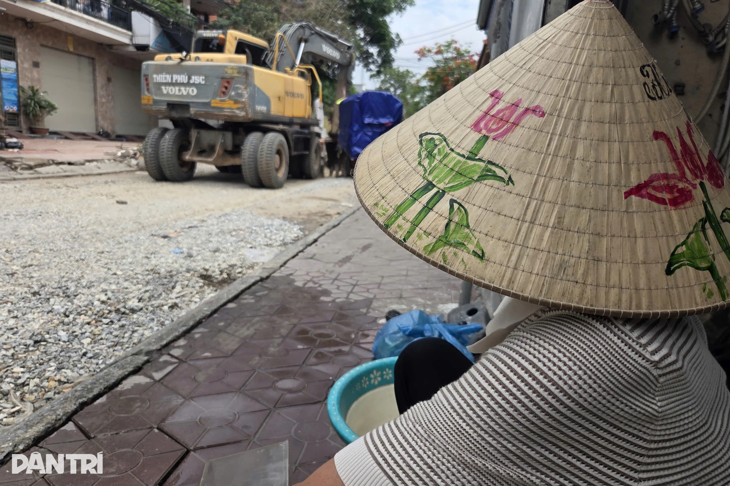 Nhiều học sinh rơi xuống hố công trình giữa phố ở Hải Phòng - Hình 1