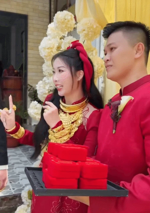 Đám cưới hào môn tại Bến Tre: Cô dâu đeo 15 lượng vàng, nghi thức cưới lạ chưa từng thấy - Hình 4