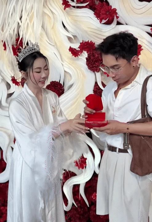 Đám cưới hào môn tại Bến Tre: Cô dâu đeo 15 lượng vàng, nghi thức cưới lạ chưa từng thấy - Hình 11