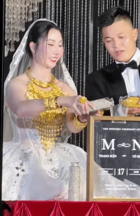 Đám cưới hào môn tại Bến Tre: Cô dâu đeo 15 lượng vàng, nghi thức cưới lạ chưa từng thấy - Hình 13