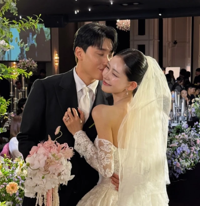 Drama sốc trong đám cưới sao nữ nổi tiếng và chồng phông bạt: Khách mời không thèm gửi tiền mừng nhưng ăn như thuồng luồng còn làm loạn khán phòng - Hình 1