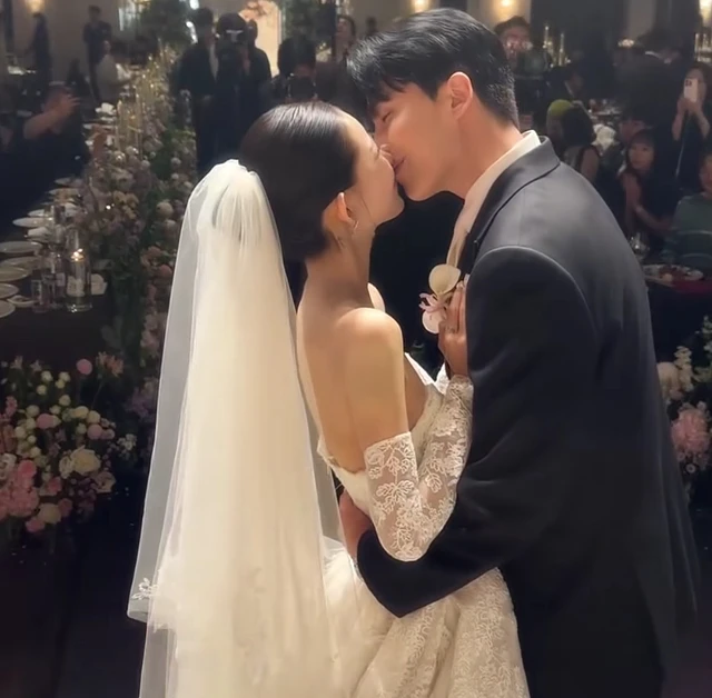Drama sốc trong đám cưới sao nữ nổi tiếng và chồng phông bạt: Khách mời không thèm gửi tiền mừng nhưng ăn như thuồng luồng còn làm loạn khán phòng - Hình 4