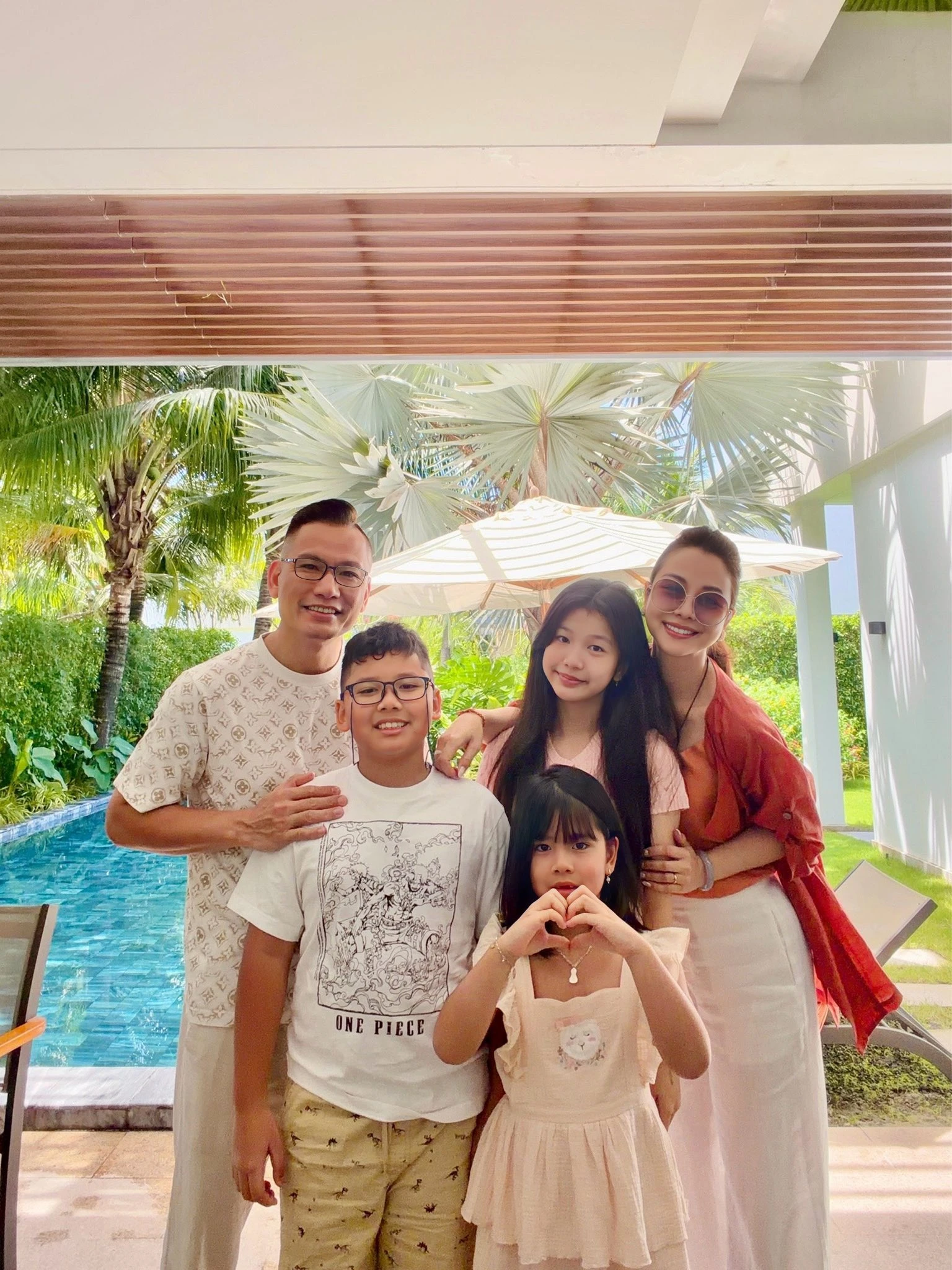 Hoa hậu đẹp bậc nhất Việt Nam tình tứ bên chồng đại gia: Tụi mình vẫn còn chơi với nhau - Hình 5