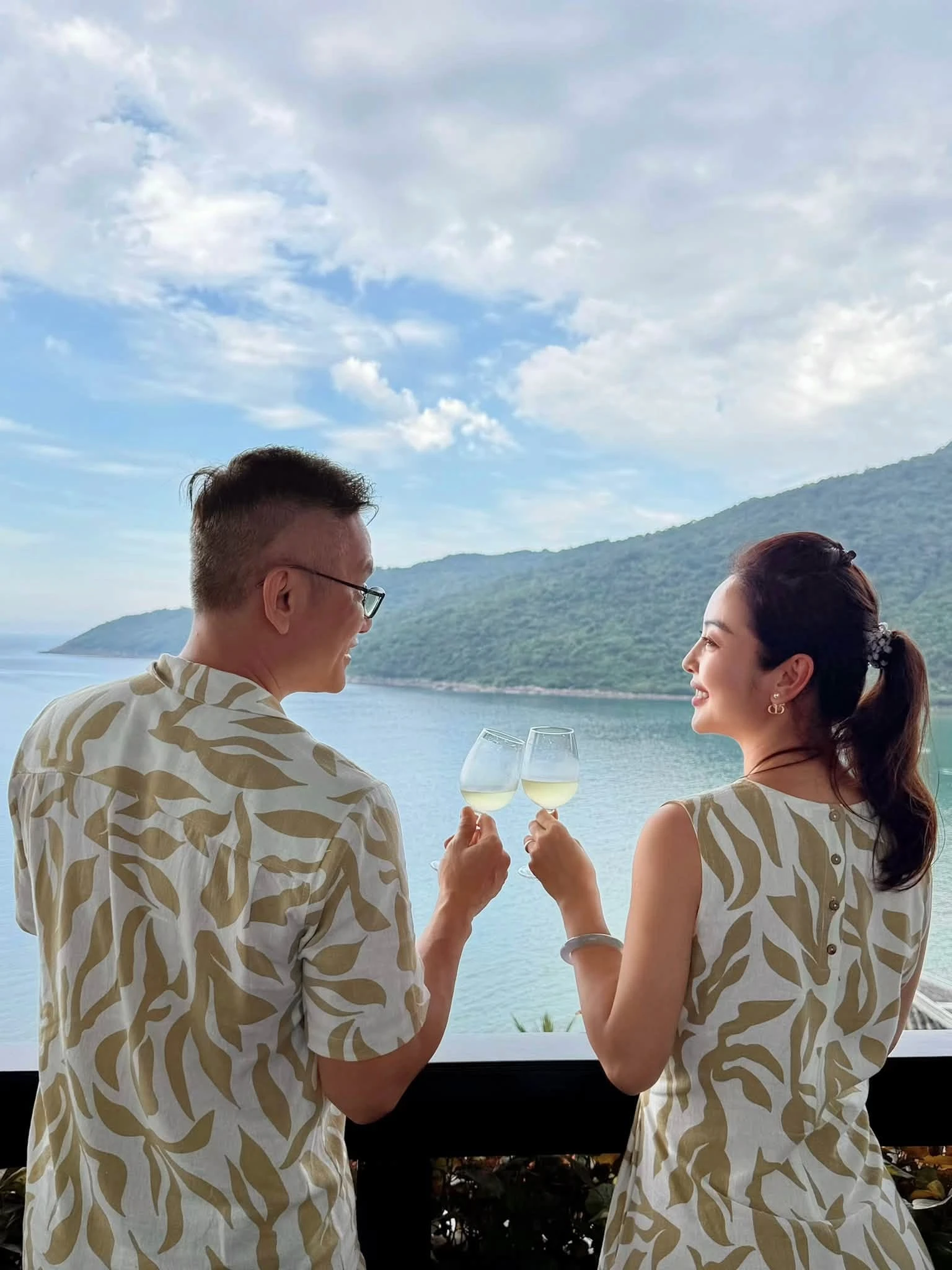 Hoa hậu đẹp bậc nhất Việt Nam tình tứ bên chồng đại gia: Tụi mình vẫn còn chơi với nhau - Hình 1