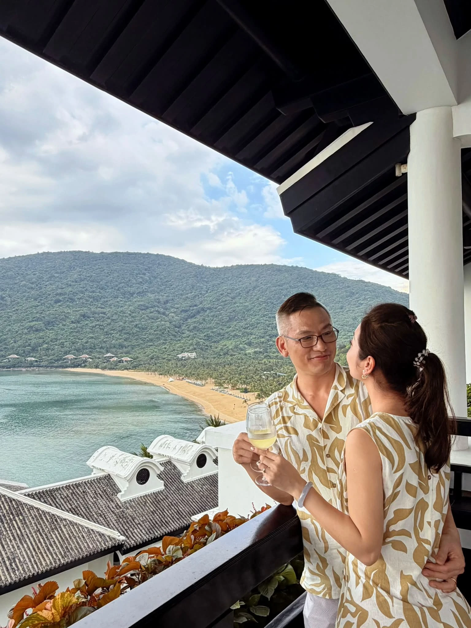 Hoa hậu đẹp bậc nhất Việt Nam tình tứ bên chồng đại gia: Tụi mình vẫn còn chơi với nhau - Hình 2