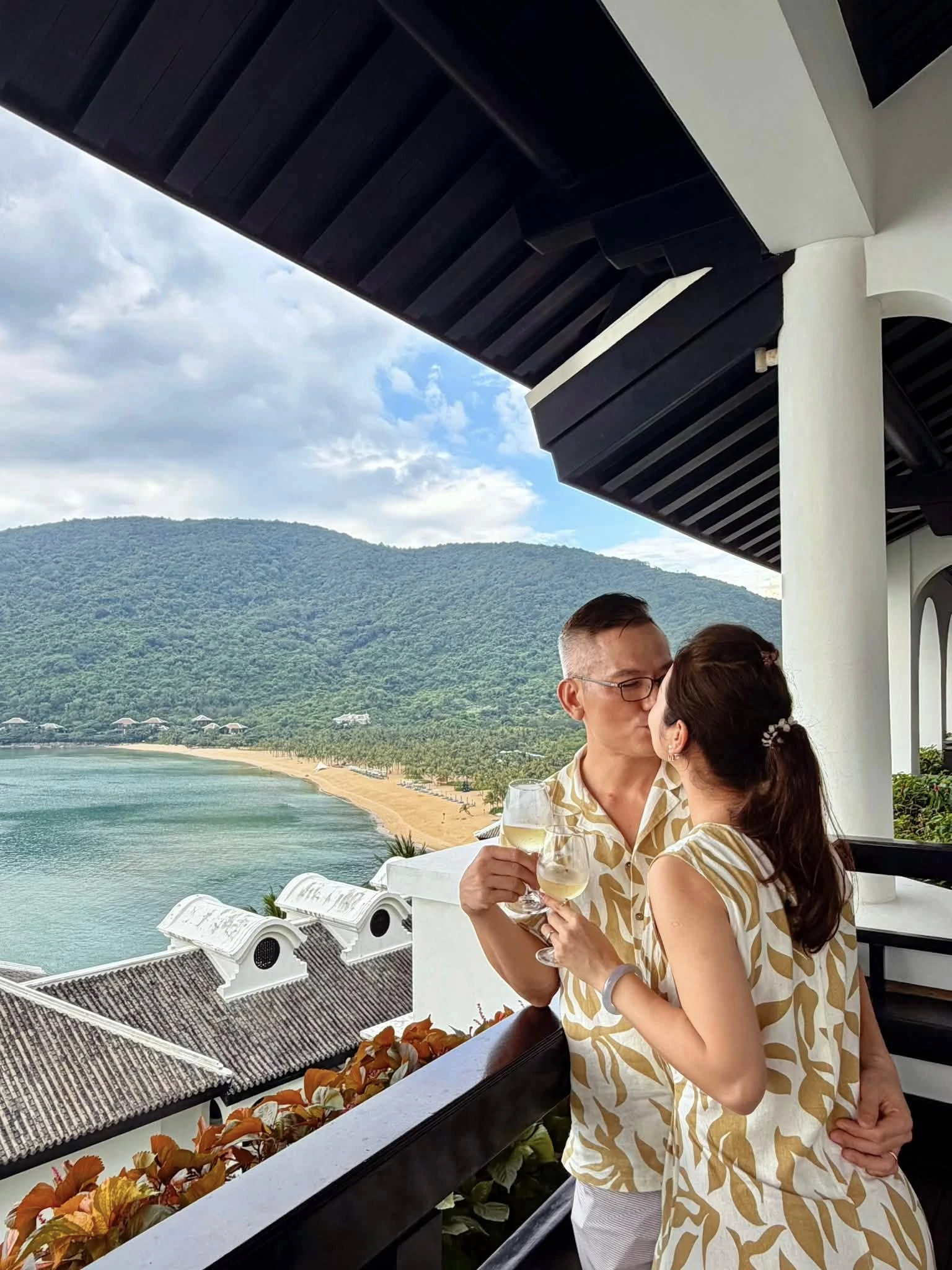 Hoa hậu đẹp bậc nhất Việt Nam tình tứ bên chồng đại gia: Tụi mình vẫn còn chơi với nhau - Hình 3
