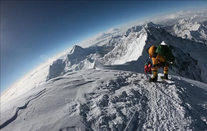 Kỳ tích 50 ngày chinh phục đỉnh Everest của nhà leo núi người Australia - Hình 1