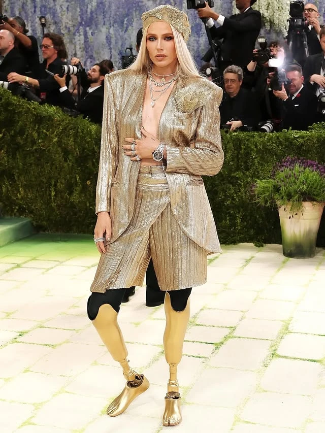 Nữ người mẫu bị cắt cụt chân, 14 năm sau mang chân giả đến đại náo Met Gala - Hình 1