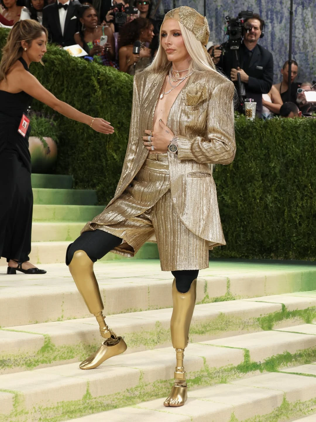 Nữ người mẫu bị cắt cụt chân, 14 năm sau mang chân giả đến đại náo Met Gala - Hình 2