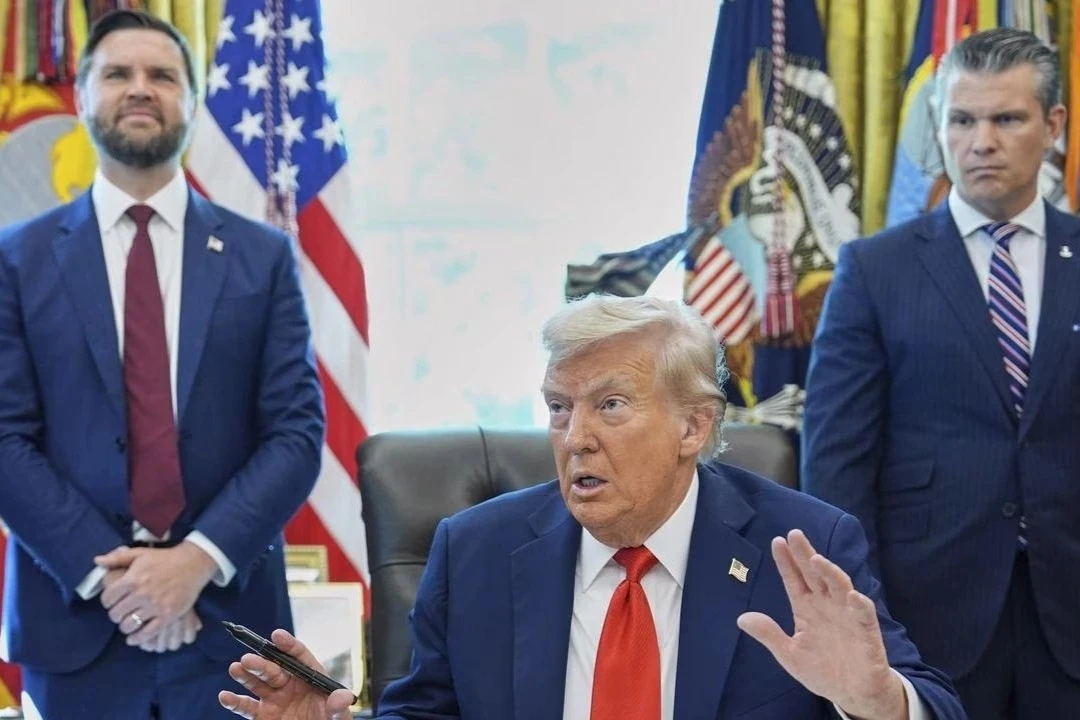 Tổng thống Trump họp đội ngũ an ninh giữa nghi vấn sắp tấn công lại Iran - Hình 1