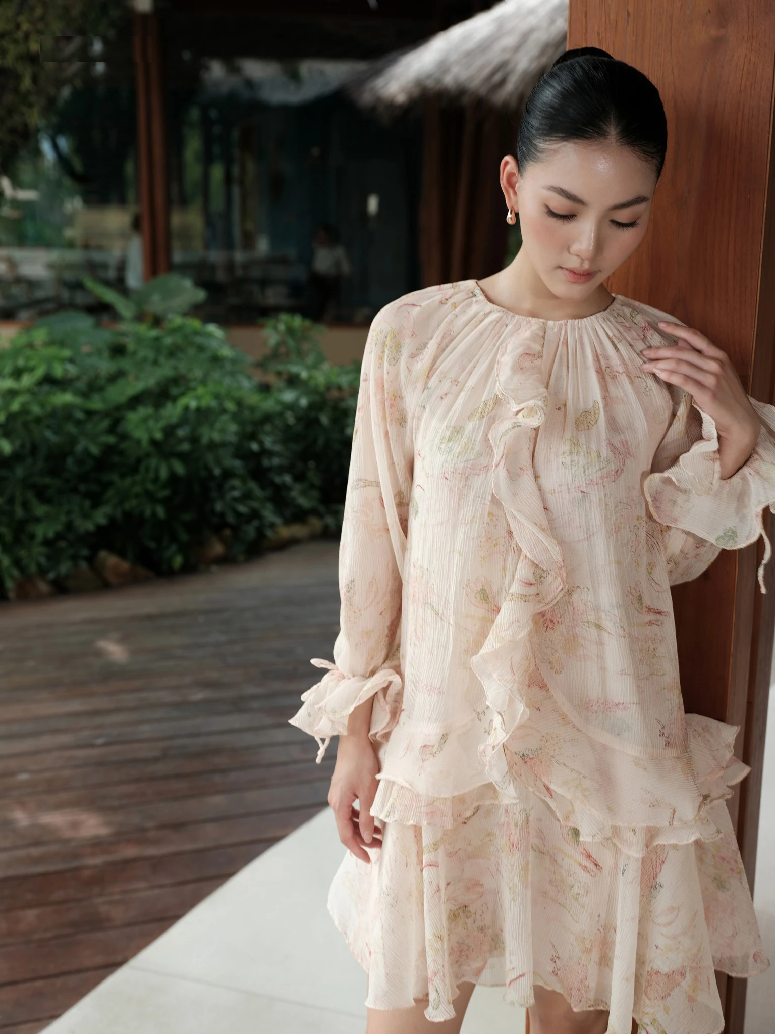 Váy hoa xếp tầng, điểm chạm ngọt ngào làm trẻ hóa phong cách - Hình 6