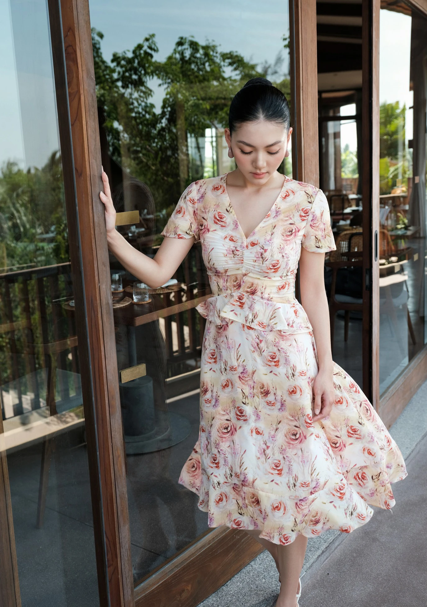 Váy hoa xếp tầng, điểm chạm ngọt ngào làm trẻ hóa phong cách - Hình 8