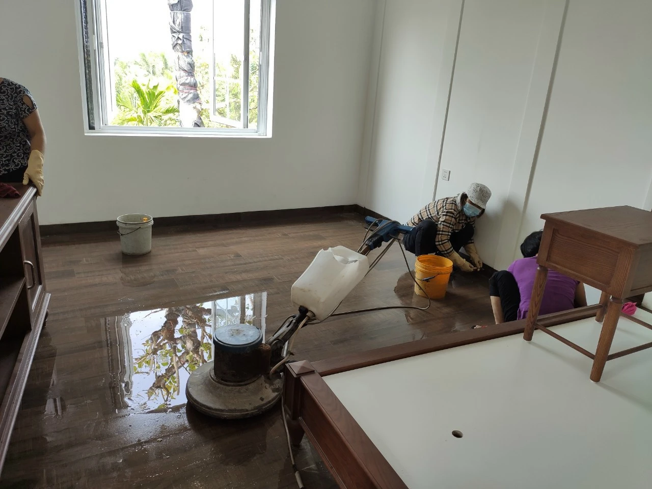 Chị chồng đùng đùng sang dọn dẹp nhà hộ tôi suốt một ngày, lúc ra về chị xin một chai nước lọc bỏ đá làm tôi nổi da gà - Hình 1