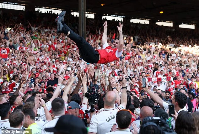 Khoảnh khắc triệu fan Arsenal vỡ oà: Chính thức nâng cúp, khép lại mùa giải vô địch bằng màn nhuộm đỏ sân khách cực cảm xúc - Hình 8