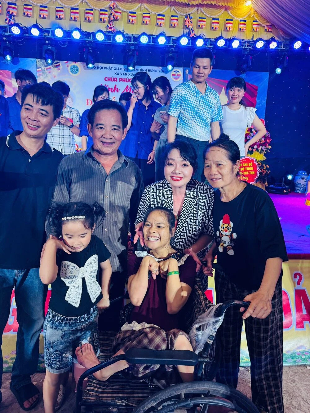 Vợ NSND Công Lý làm tiếp thị nuôi chồng, diễn viên Minh Tiệp rán trứng trên nắp capô - Hình 5